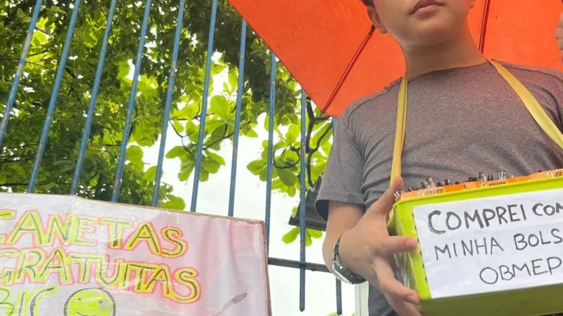 Medalhista na Olimpíada de Matemática doa canetas para candidatos ao Enem em local de prova