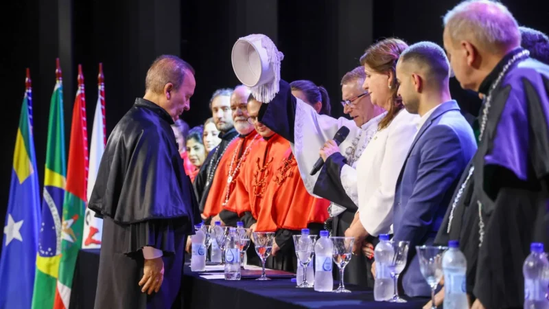 Em Lages, governador Jorginho Mello recebe título de Doutor Honoris Causa