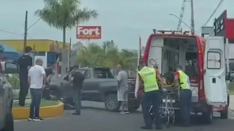 Acidente entre moto e carro na XV de Novembro deixa uma pessoa ferida