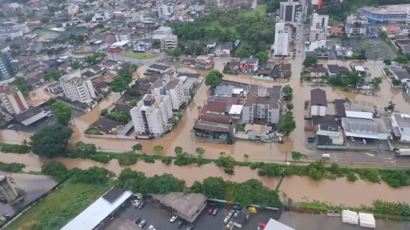 Chuva intensa em Santa Catarina causa alagamentos e inundações em diversas regiões