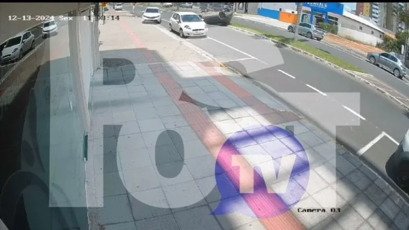 Carro Capota na Av. XV de Novembro em Araranguá e motorista é encaminhado ao hospital