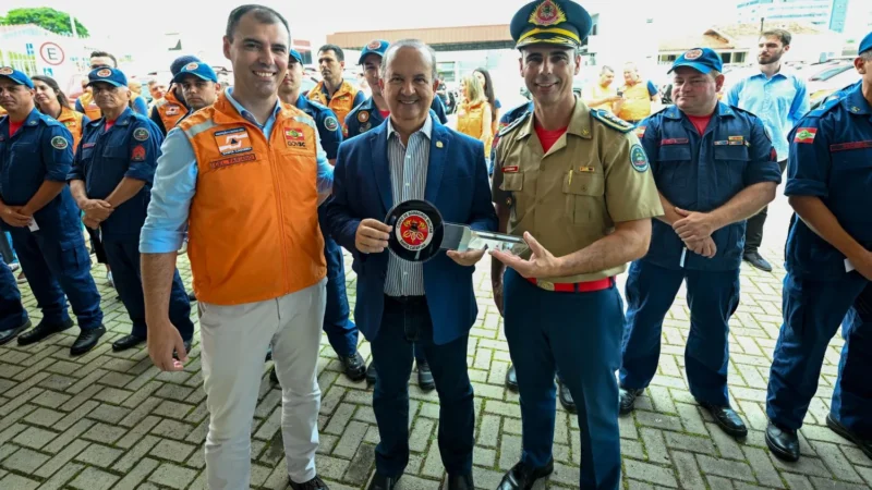 Governador Jorginho Mello entrega 15 novas viaturas para o Corpo de Bombeiros Militar de SC