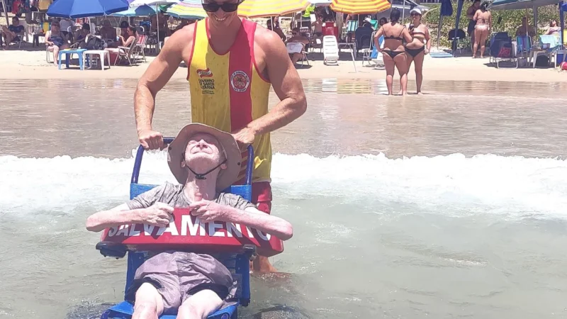 Aos 69 anos, morador de Blumenau realiza o sonho de tomar banho de mar por meio do projeto Praia Acessível