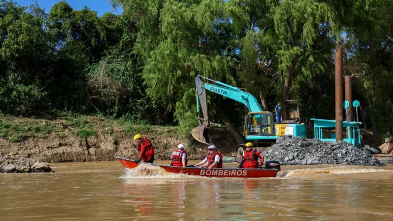 Em Rio do Sul, governador Jorginho Mello vistoria obras de dragagem do Rio Itajaí-Açu