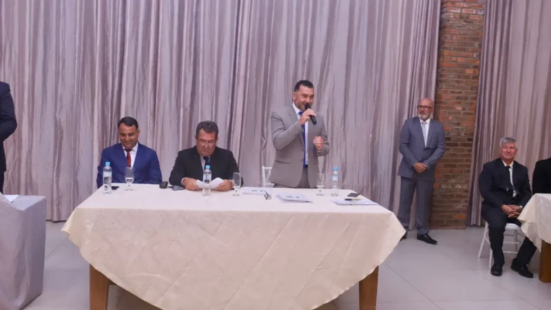 Kekinha e Jonatã, reeleitos, empossados junto com 11 vereadores, e Jaison presidente da Câmara