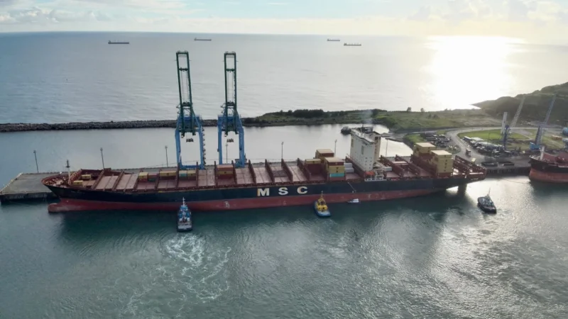 Navio com tamanho equivalente a três campos de futebol é o maior da história a atracar no Porto de Imbituba