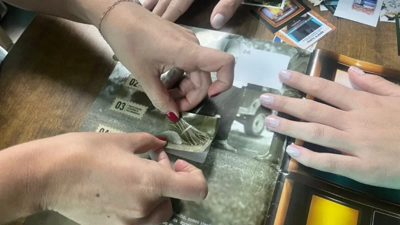 Colaboradores da Cooperja fortalecem laços com álbum de figurinhas histórico