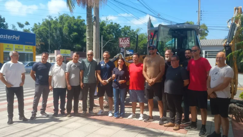 Sombrio adquire nova retroescavadeira para reforçar serviços de infraestrutura e agricultura