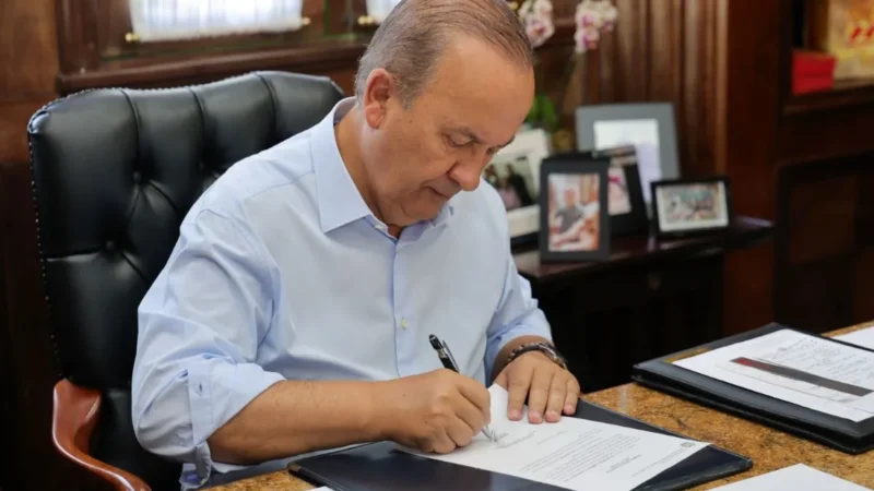 Governador de Santa Catarina sanciona lei que proíbe conteúdos impróprios para crianças e jovens nas escolas