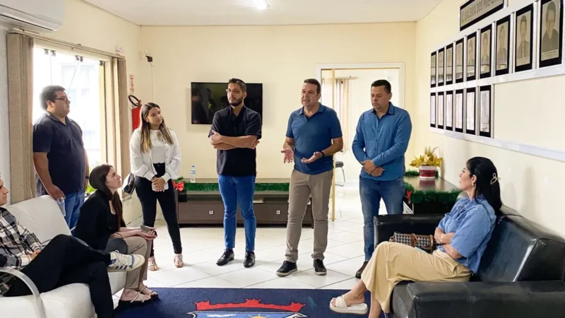 Alex e Ismael reúnem colaboradores dos departamentos e apresentam seu estilo de trabalho