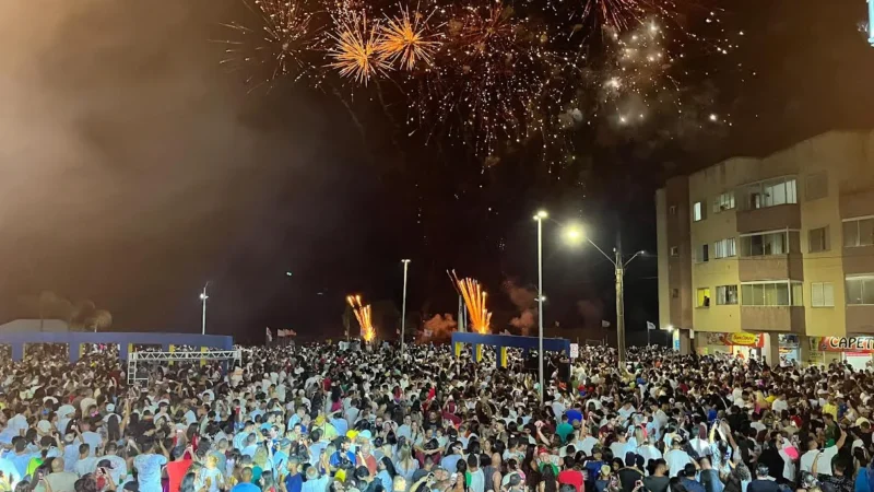 Multidão celebra a chegada de 2025 em Balneário Arroio do Silva