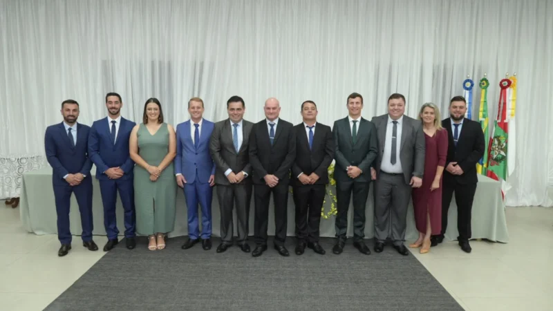 Novo comando em Meleiro: Nino e Jonas empossados junto com 9 vereadores
