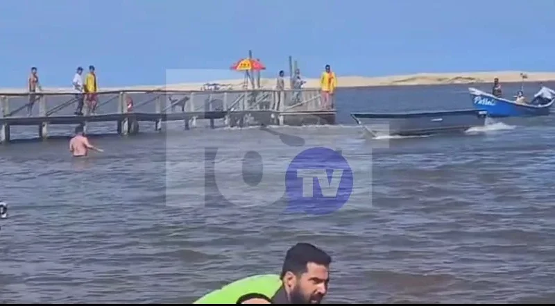 Um barco teria colidido contra um trapiche em Balneário Ilhas