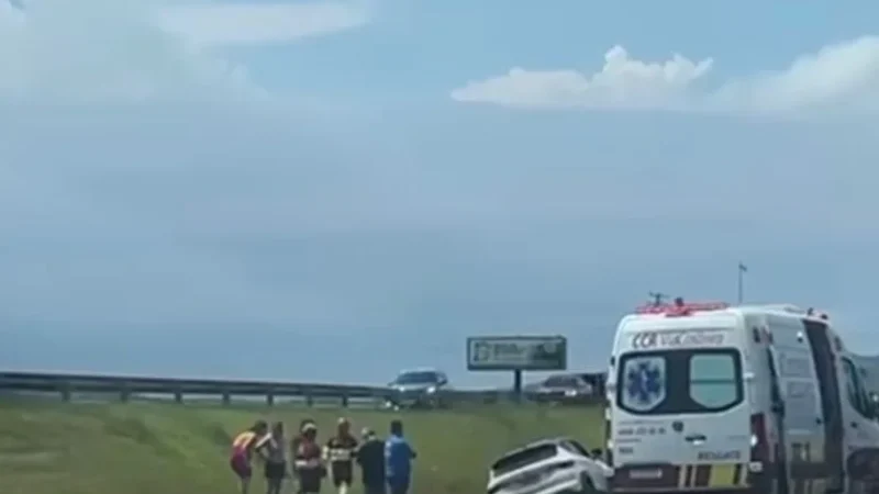 Dois veículos colidem na BR-101; um chega a sair da pista