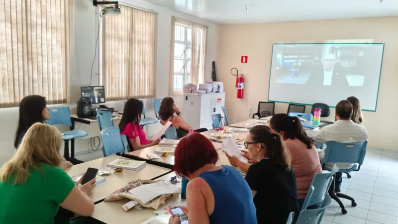 Educação de SC recebe profissionais da rede estadual de ensino para o ano letivo de 2025 em live
