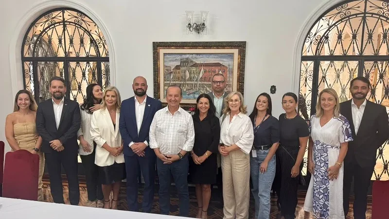 Em reunião com representantes da AMESC, Governo do Estado justifica a necessidade e confirma uma nova licitação para administrar o HRA