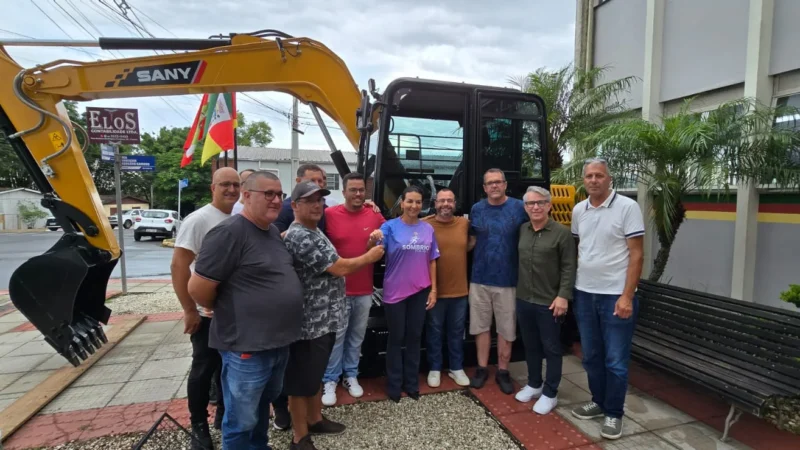 Com recurso da Câmara, Prefeitura adquire máquina e atende pedido de agricultores.