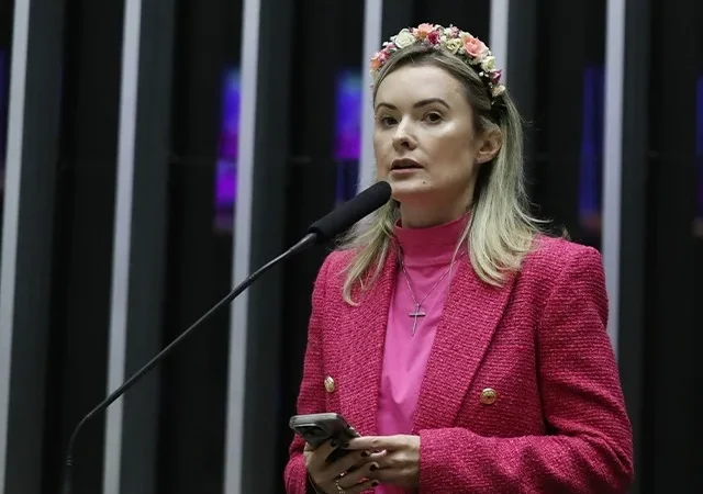 Pelo estado: Julia Zanatta não poupa críticas ao governador