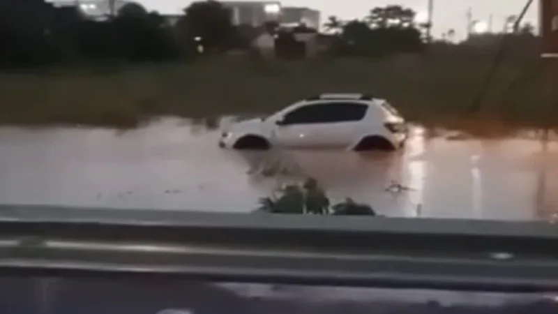 Fortes chuvas alagam vias e deixam carros parcialmente submersos
