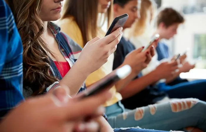 Dia de ver como a lei 15100/2025 será recebida na volta às aulas