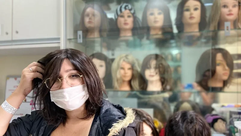 Em Santa Catarina, mulheres em tratamento de câncer recuperam autoestima com o empréstimo de perucas