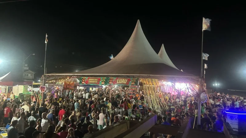 Luau de Carnaval anima a noite no Morro dos Conventos com música e dança