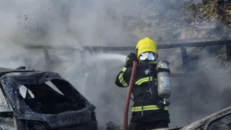 Equipes do CBMSC controlam incêndio com caminhão de combustível que explodiu na BR-101 em Palhoça