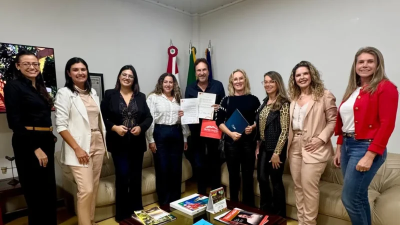 Integrantes da CDL Mulher entregam moção de reconhecimento ao prefeito de Araranguá e reafirmam parceria em prol do município