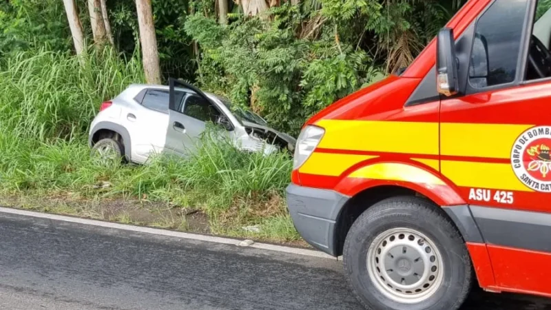 Carro sai da pista em Turvo e duas jovens de 18 anos ficam feridas