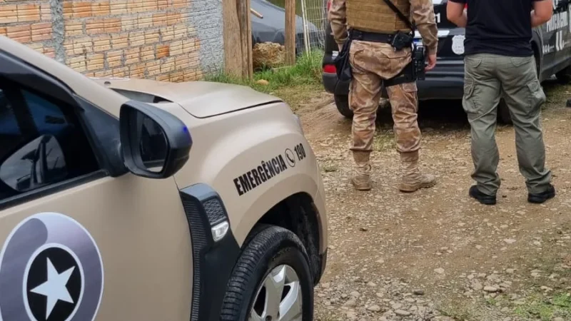 Traficante com ficha extensa é preso com crack e armas em Timbé do Sul