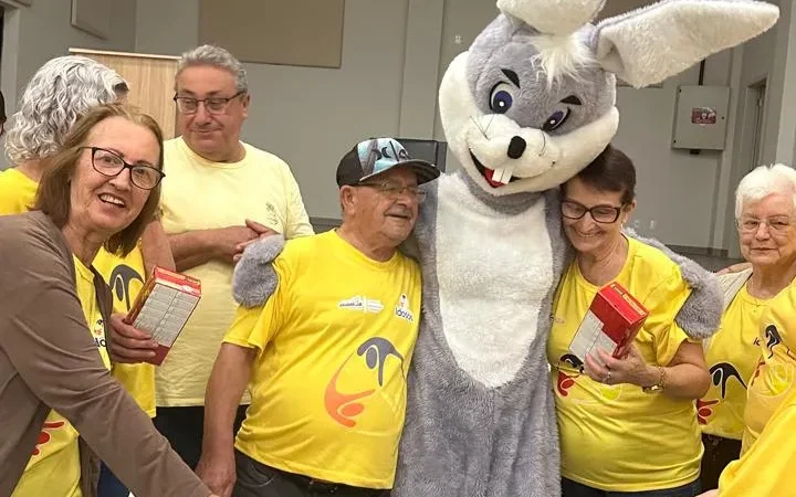Idosos Espalham Alegria e Solidariedade em Ação de Páscoa Emocionante em Araranguá