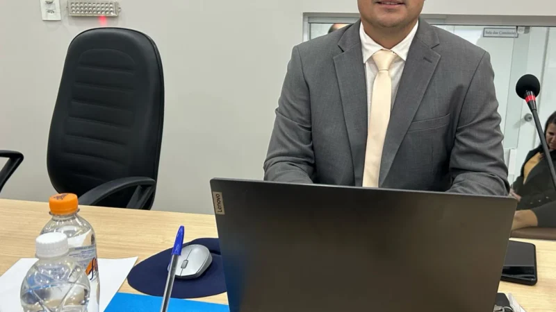 Vereador Maykon Viana apresenta indicações ao Poder Executivo durante sessão desta terça