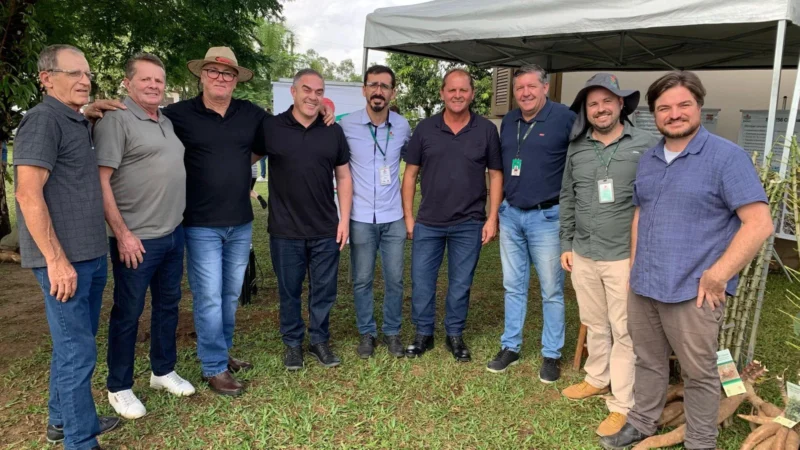 Prefeito reforça compromisso com o agro na abertura da colheita da mandioca em Ermo