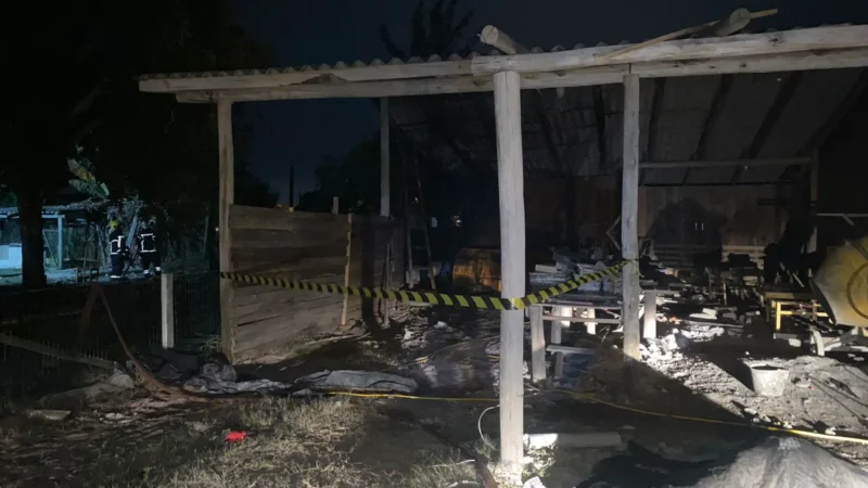 Incêndio de madrugada devasta garagem de madeireira em Balneário Arroio do Silva