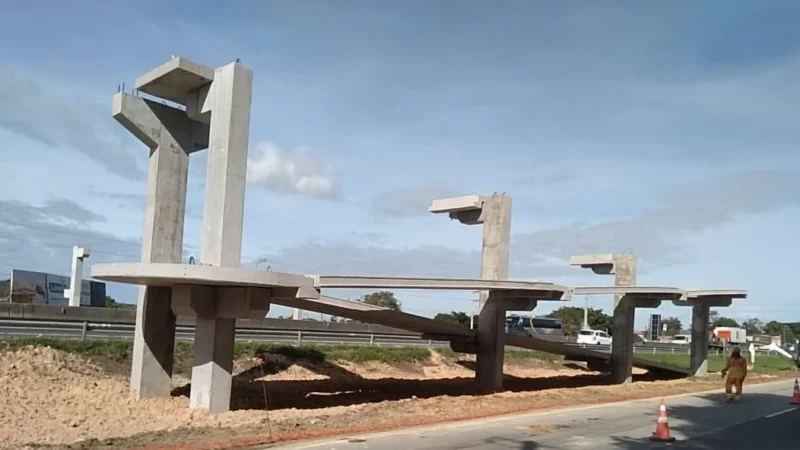 Obras em nova passarela bloqueiam BR-101 em Capivari de Baixo nesta terça-feira (27)