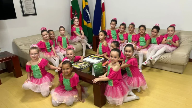 Projeto Dança na Escola emociona servidores e contribuintes da Prefeitura de Araranguá