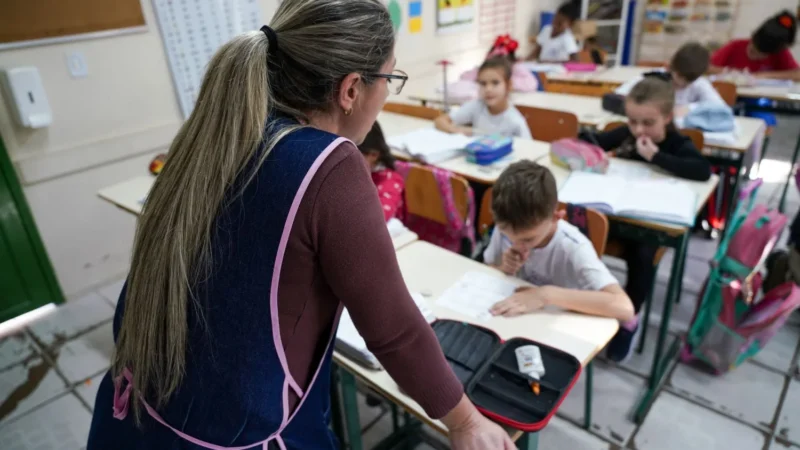Governo de SC anuncia reajuste de até 17,5% para servidores da Educação