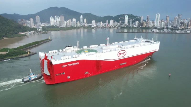 Porto de Itajaí realiza maior operação de veículos da história do Brasil com navio da BYD