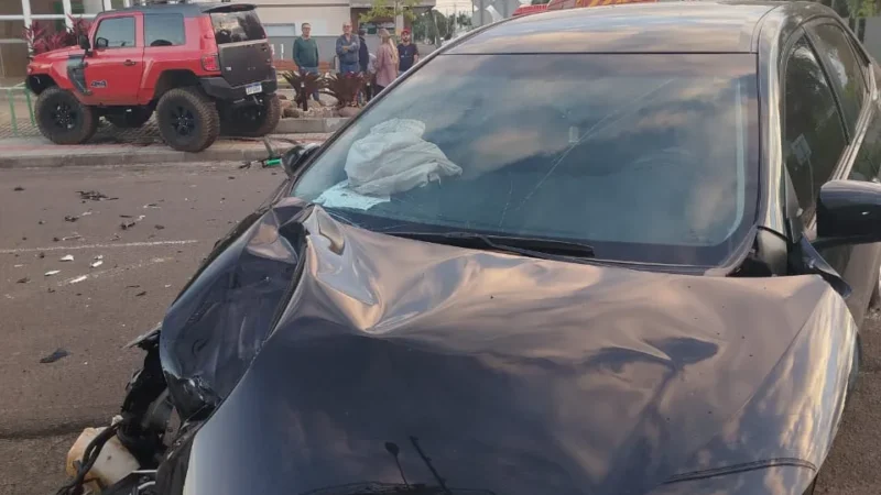 Mulher fica ferida em colisão entre dois veículos e ciclista em Turvo