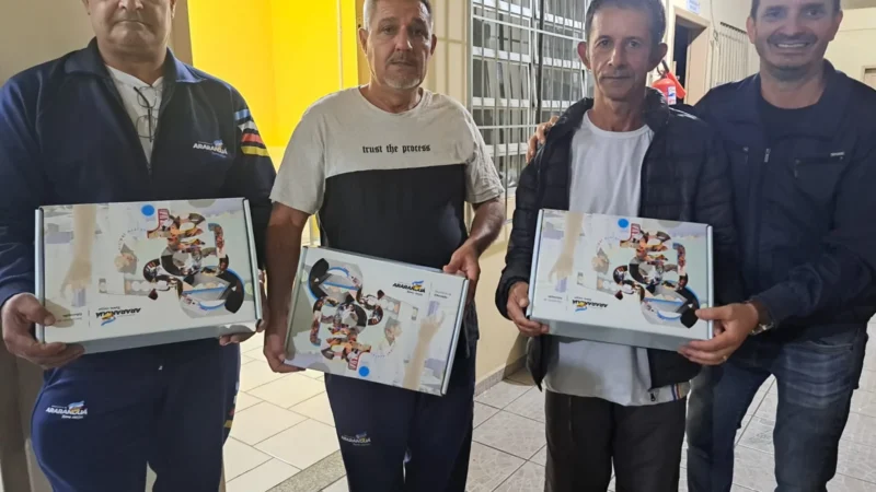 Alunos da EJA recebem kits escolares