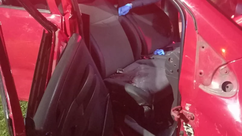 Colisão entre dois veículos deixa motorista preso às ferragens em Araranguá