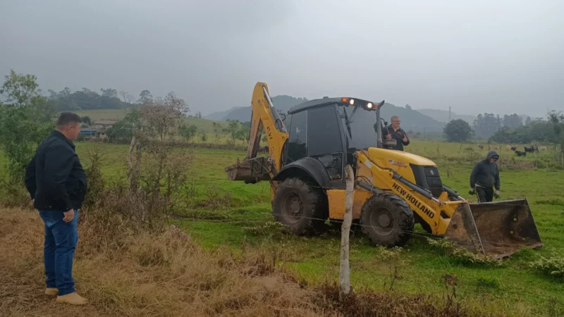 Prefeitura de Sombrio intensifica ações de drenagem em comunidades rurais