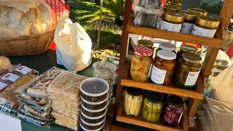 Feira da Agricultura Familiar movimenta Praça Hercílio Luz toda sexta-feira em Araranguá
