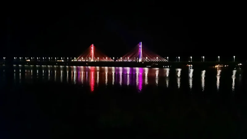 Ponte Anita Garibaldi ganha iluminação especial pelo Dia do Orgulho LGBTQIAPN+