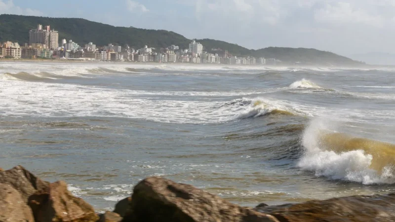 Ventos fortes, mar agitado e chance de neve marcam início da semana em Santa Catarina