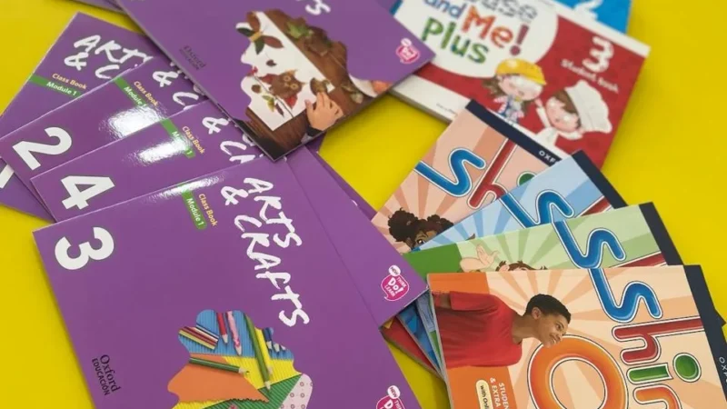 Araranguá entrega kits bilíngues para escolas de tempo integral