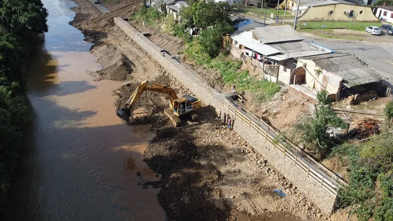 Contenção com gabiões protege área urbana de Jacinto Machado contra cheias do Rio da Pedra