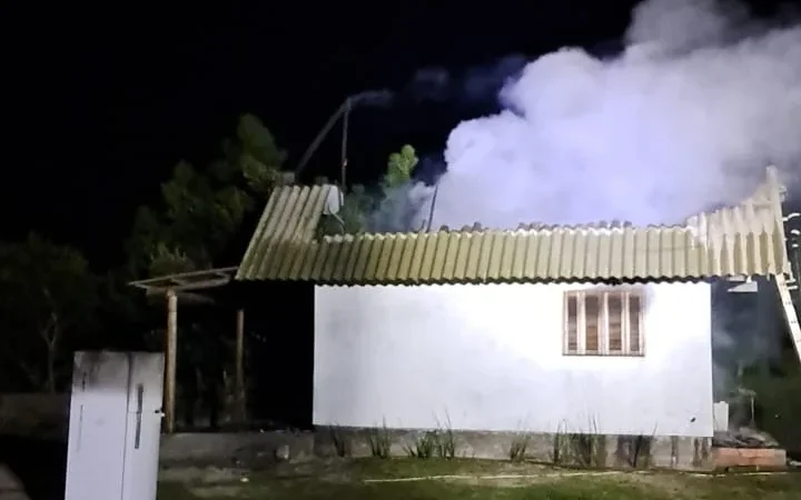 Incêndio atinge cabana em Balneário Arroio do Silva e mobiliza bombeiros