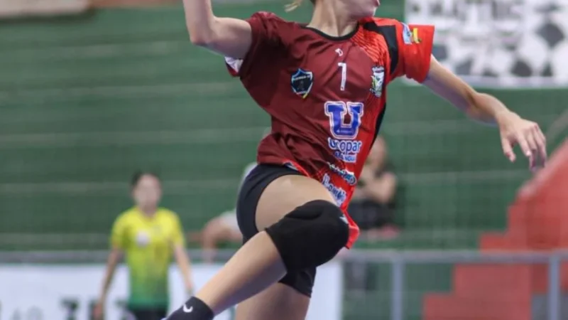 Araranguá oferece aulas gratuitas de handebol para adolescentes