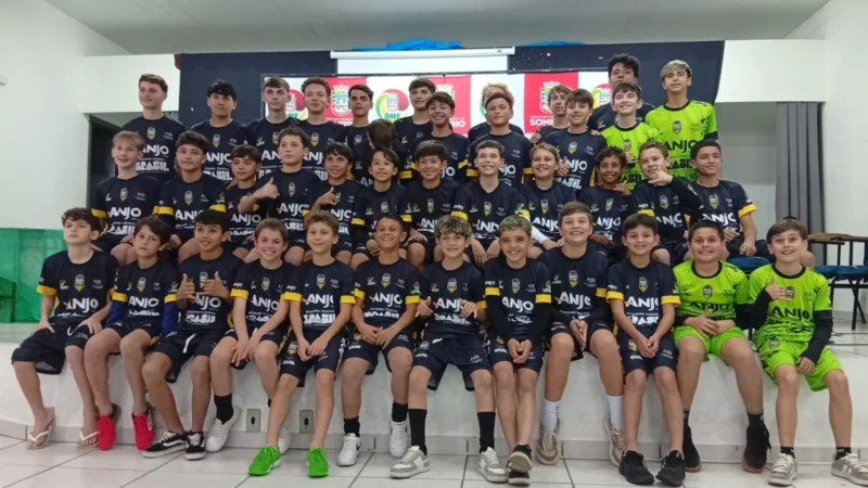 Projeto Anjos do Futsal entrega uniformes e bolas a alunos de Sombrio em noite de integração com famílias